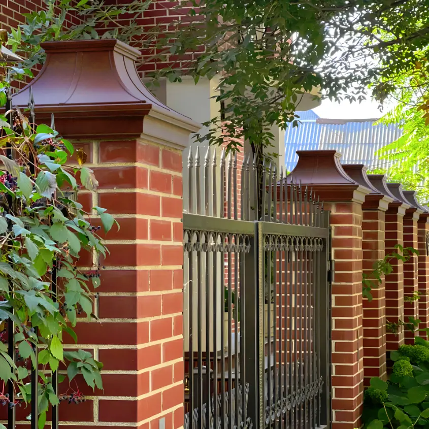 Фото 1 Колпак Monblan Premium Коричневый на столбах кирпичного забора