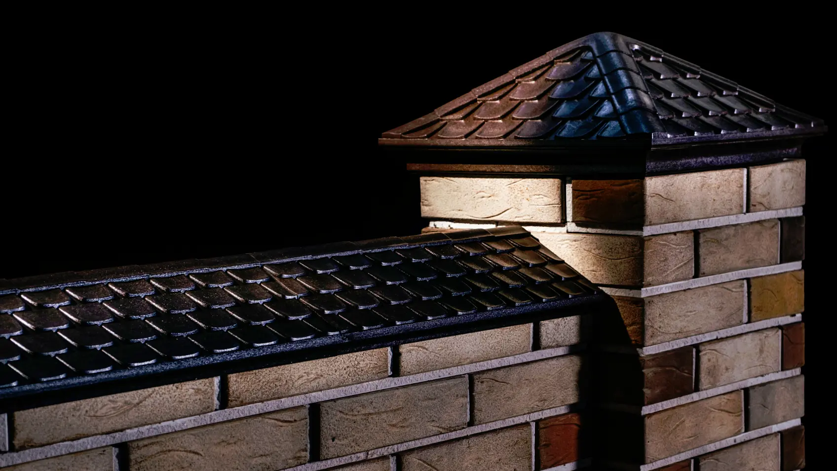 Фото 1 колпаки и парапеты Эльбрус Черный на кирпичном заборе