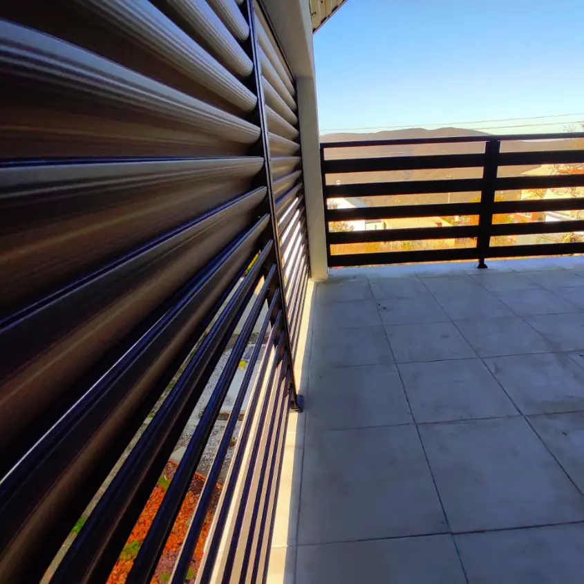 Фото 8 Металлопланкен 8019 МАТТЕ Темный Шоколад матовый на перилах балкона ограждение террасы