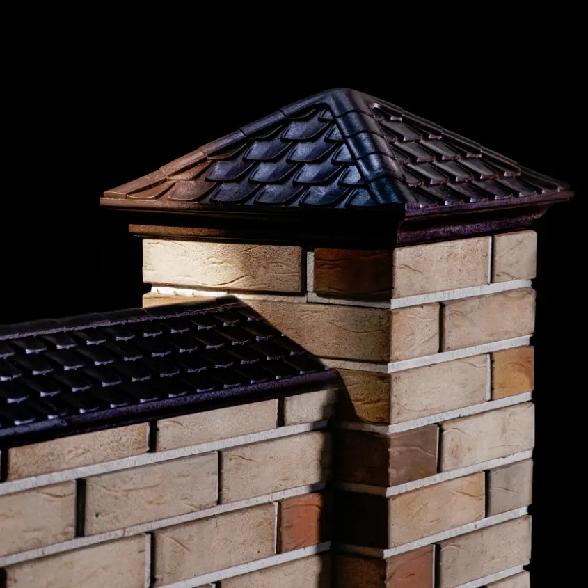 Фото 2 колпаки и парапеты Эльбрус Черный на кирпичном заборе